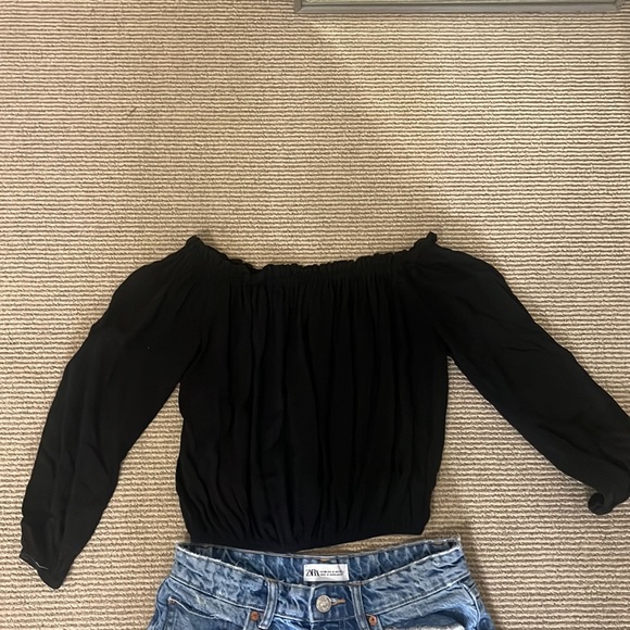 Brandy Melville off-the-shoulder long sleeve black top & Zara Jean shorts - Picture 2 of 5